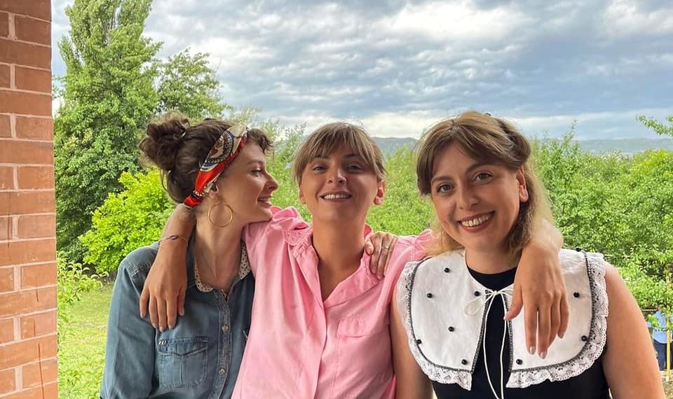 ”უკვე ვენახიც გააშენა…” – ჩცდ-ს მსახიობი კორპუსის ბინაში ჯდომის ნაცვლად აგარაკზე გადასახლდა