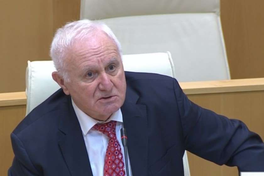 “შეუძლებელი გახდა ქალაქში სიარული, გამოვდივარ ინიციატივით რომ წყვილ დღეებში წყვილნომრიანმა მანქანებმა იარონ” – ფრიდონ ინჯიას ინიციატივა საცობების მოსაგვარებლად