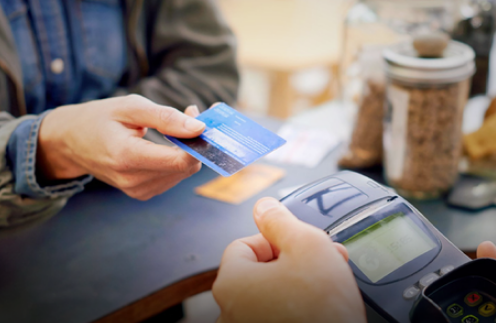 რუსთავში, ქალმა ქუჩაში ნაპოვნი ბარათით პროდუქტები შეიძინა