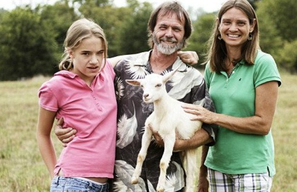 ამ წყვილმა 9 წლის უპატრონო გოგონა იშვილა, თუმცა მალე მისი წარსულის შესახებ შოკისმომგვრელი სიმართლე გაიგეს