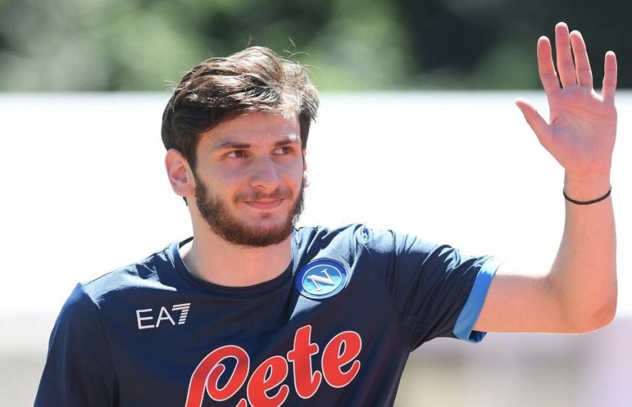 “კვარაცხელია ნაპოლიდან წასასვლელად ემზადება” – რას წერს უცხოური მედია ხვიჩას შესახებ