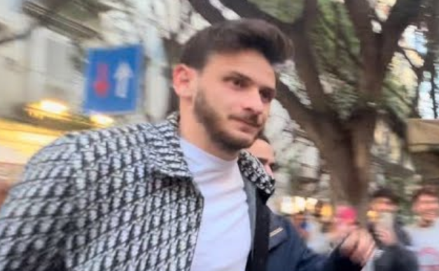 ხვიჩა კვარაცხელია ნაპოლის ჩემპიონობაზე გადაღებული ფილმის პრემიერას დაესწრო – კადრები ნეაპოლიდან