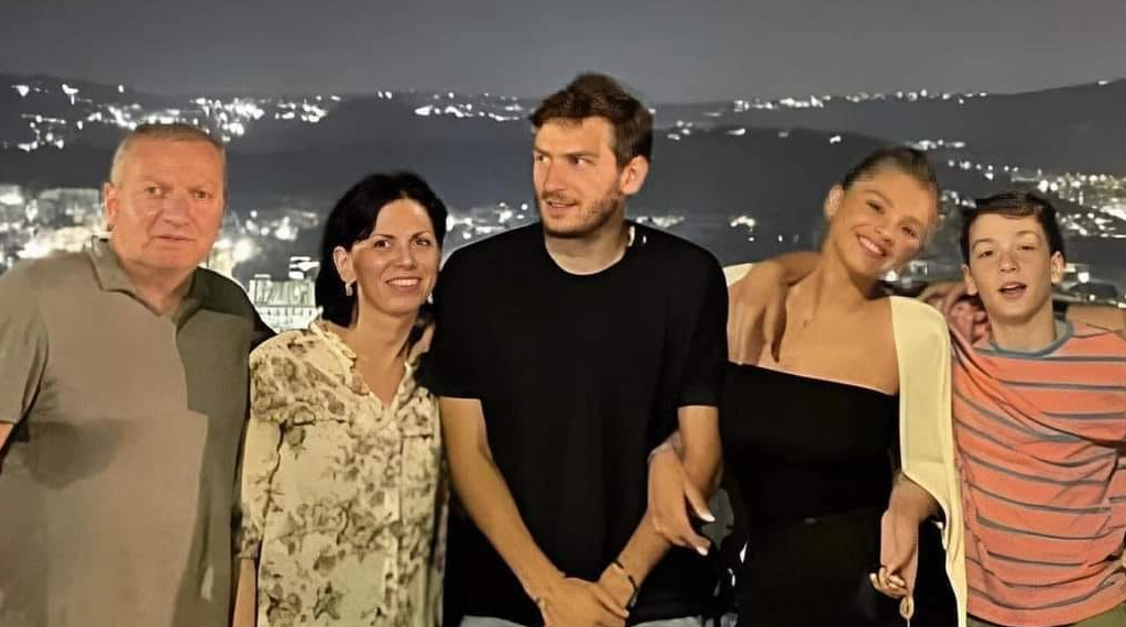 “ოჯახია ჩემი მოტივაციის წყარო, სანამ რამე შემიძლია მათ გამო…” – ხვიჩა კვარაცხელიას ემოციური სიტყვები