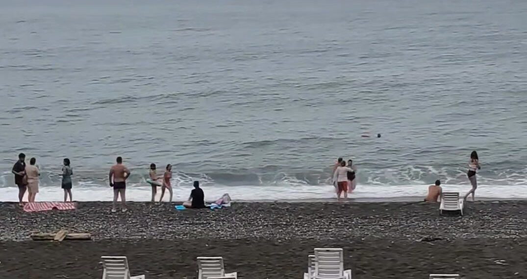 “ქობულეთში ბიჭი შეითრია ზღვამ და ვერაფრით გამოიყვანეს, ღმერთო როგორი რთულია” – ვრცელდება უმძიმესი კადრები