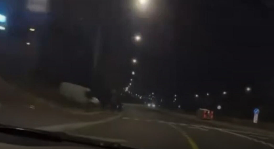 ვრცელდება უმძიმესი ავარიის კადრები – მანქანაში მყოფი ყველა პირი გადარჩა