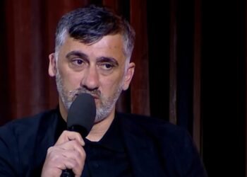 “ერთი სული მაქვს როდის დაღამდება ხოლმე… ჩემ შვილს რომ შეხედავთ სკოლაშიც თუნდაც, ვერ იფიქრებს ადამიანი, რომ მას დედა არ ჰყავდა. მოვიყვანე დამხმარე, რომელიც ძალიან კარგი ქალბატონი იყო, მაგრამ…” – რას ყვება რამაზ დავლაძე, რომელმაც კორპუსის ჩამონგრევის შედეგად ოჯახის 5 წევრი დაკარგა