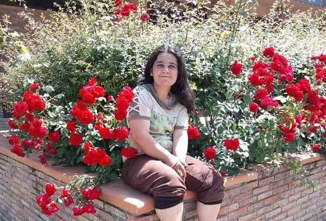 “ტრაგიკულად დაიღუპა ადამიანი, რომელიც ცხოვრებისგან ზედმეტად დაიჩაგრა… პირველი ტორტი 35 წლის ასაკში ჰქონდა, მოწყალებას ითხოვდნენ” – რას ჰყვებიან ავარიისას გარდაცვლილ გოგოზე