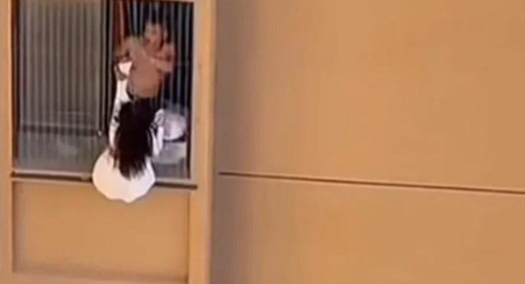 ვრცელდება უცნაური კადრები, რომელშიც ჩანს, როგორ ცდილობს ქალი შენობის მე-10 სართულიდან მეგობარი კაცის ცოლისგან გაქცევას
