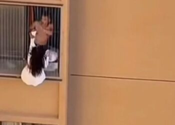 ვრცელდება უცნაური კადრები, რომელშიც ჩანს, როგორ ცდილობს ქალი შენობის მე-10 სართულიდან მეგობარი კაცის ცოლისგან გაქცევას