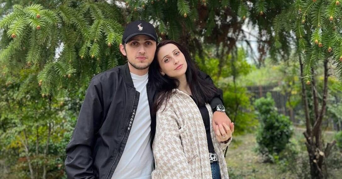 მტკვარში ტრაგიკულად დაღუპული უტა ელიავას მეუღლე ემოციურ მიმართვას ავრცელებს – “ვკვდები ტკივილით და იმაზე ფიქრით,რომ ხვალ მე ჩემი უტას გვერდით კიარაა მის საფლავთან მომიწევს ახალი წლის შეხვედრა!!!”