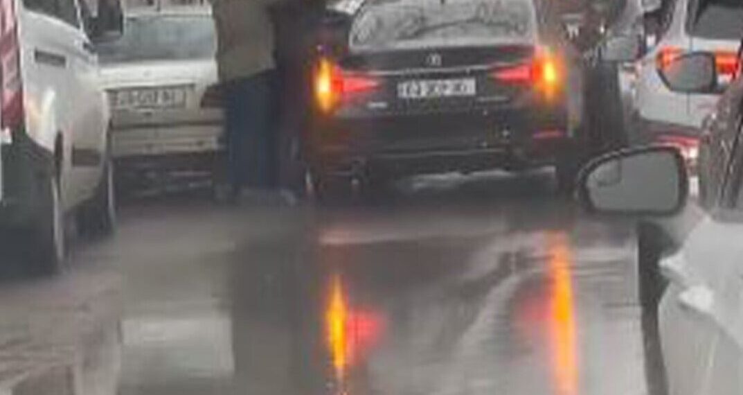 ვრცელდება დაპირისპირების კადრები – “სიტყვიერი შეურაცხყოფის შემდეგ, ავტომობილი მეორე მანქანას განზრახ შეეჯახა”