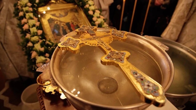 როგორ და როდის უნდა მიიღოთ სწორად ნათლისღების ნაკურთხი წყალი – ღვთის მსახურის რჩევები