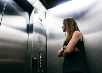 ამის შესახებ ბევრმა არ იცის – რატომ არის ლიფტში სარკე