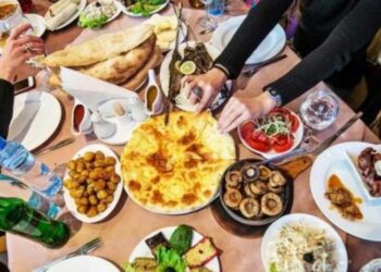 დაკრძალვის ცერემონიიდან საკვების სახლში წაღების მართებულობაზე განმარტებას მართლმადიდებელი მღვდელი აკეთებს